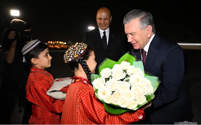 O'zbekiston Prezidenti amaliy tashrif bilan Turkmanistonga keldi