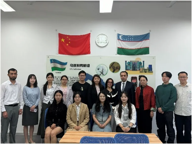 Shanxay chet tillari universiteti huzuridagi O'zbek tilini o'rganish markaziga o'zbek tilidagi adabiyotlar topshirildi