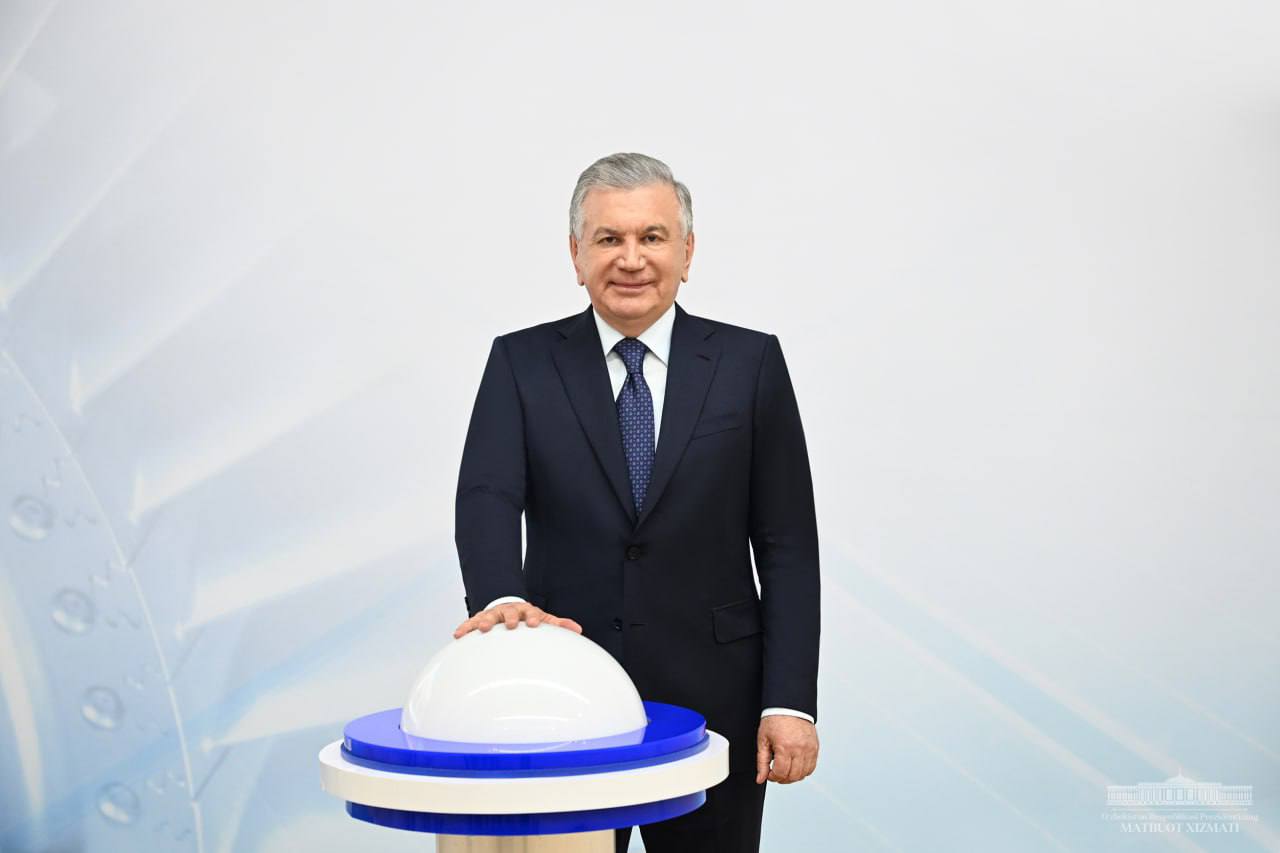 Prezident Shavkat Mirziyoyev bugun Namangan viloyatida yangi elektr stansiyalari qurilishi boshlanishiga bag'ishlangan marosimda ishtirok etdi
