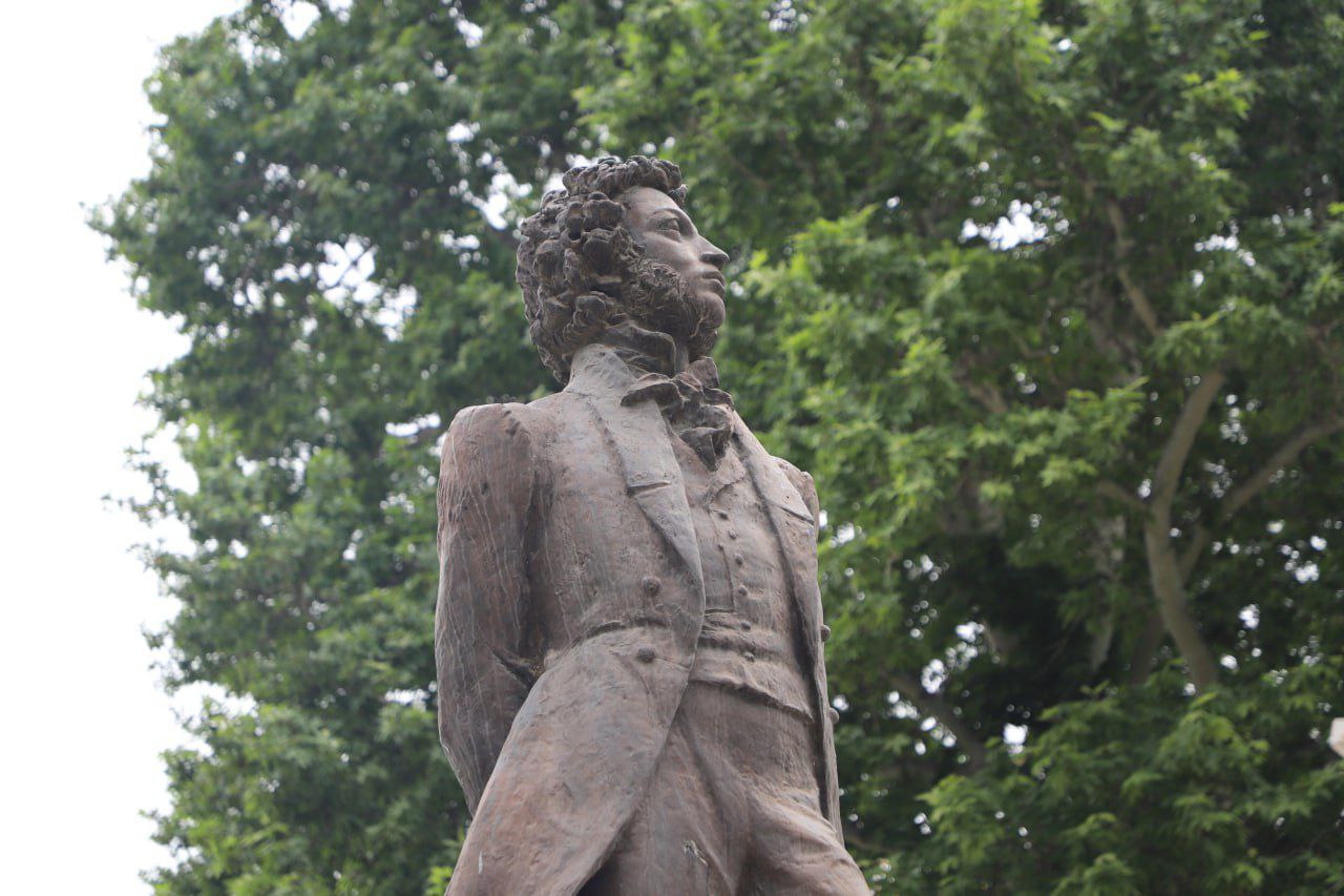 Pushkin haykali poyida