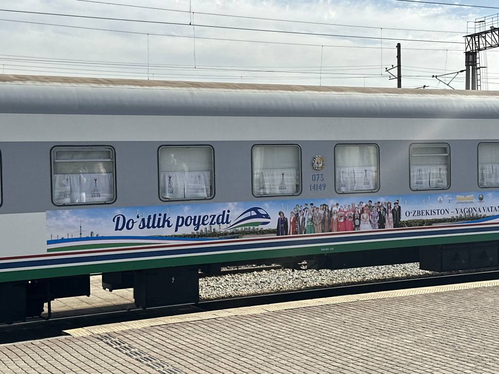 “Do‘stlik poyezdi “ — Nukus sari yo‘l oldi